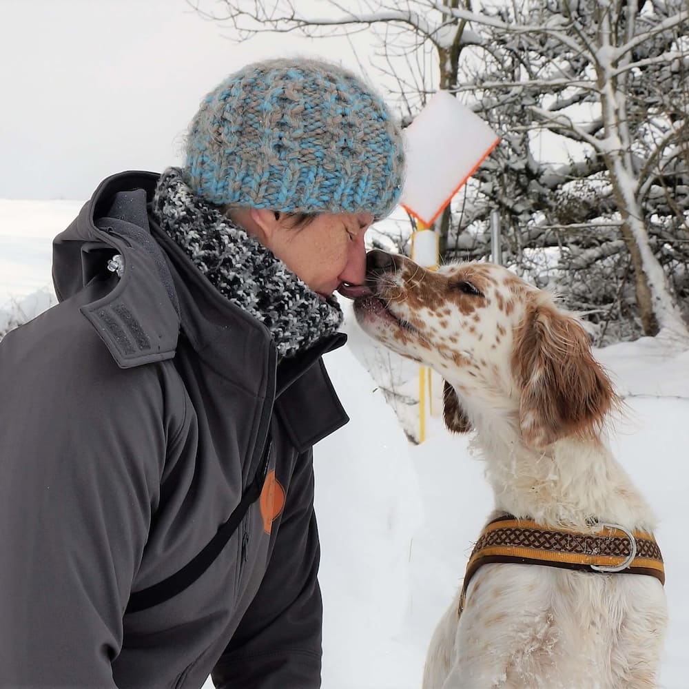 Constanze Wyneken mit ihrem Hund im Schnee